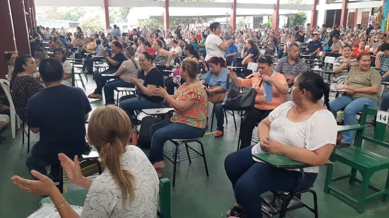 Capiatá: docentes protestaron por el retraso en el inicio del examen escolar.