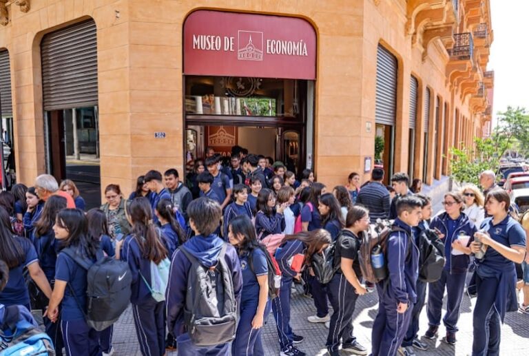 Estudiantes de Emboscada y Capiatá realizaron una visita al Museo de Economía.