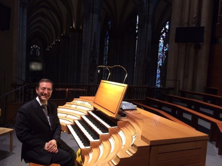 Organista de la Basílica de San Pedro brinda concierto.