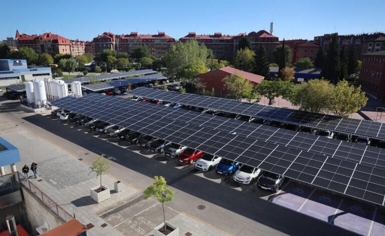 Paneles solares en aparcamientos: impulsando la movilidad sostenible