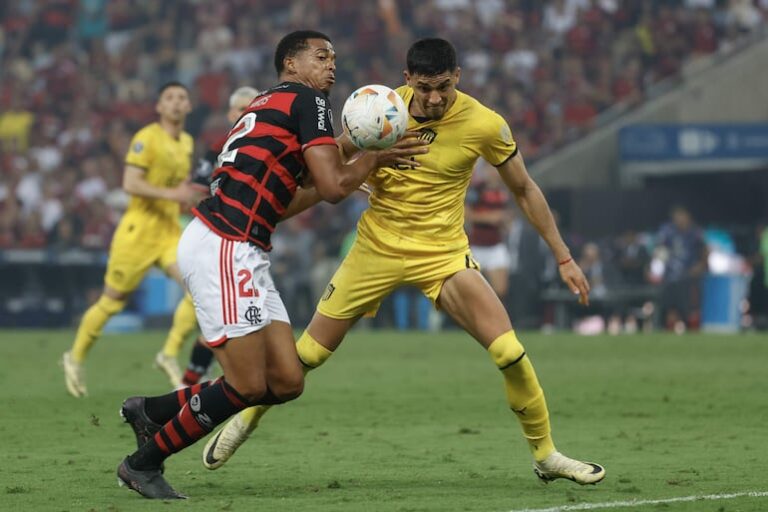 Peñarol se enfrenta a Flamengo por el pase a semis