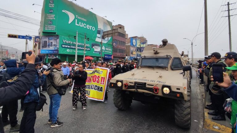 Boluarte despliega tanques en calles para combatir crimen organizado.