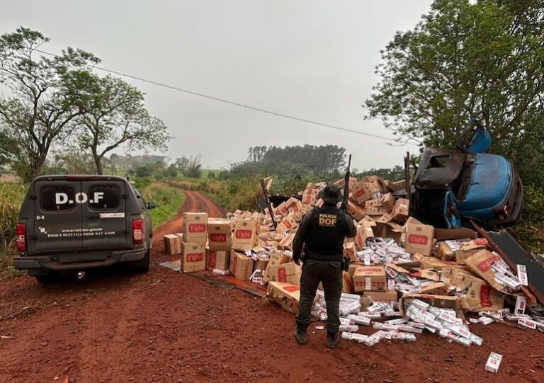 Camión volcado en Brasil intentaba huir con cigarrillos paraguayos de contrabando.