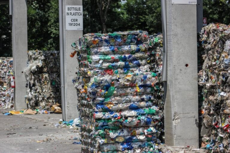 El invisible y precario labor de mujeres en reciclaje ecuatoriano.