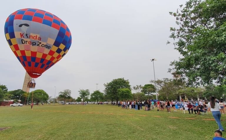 Festival aéreo en el Aeropuerto Guaraní: familias disfrutaron de vuelos y acrobacias.