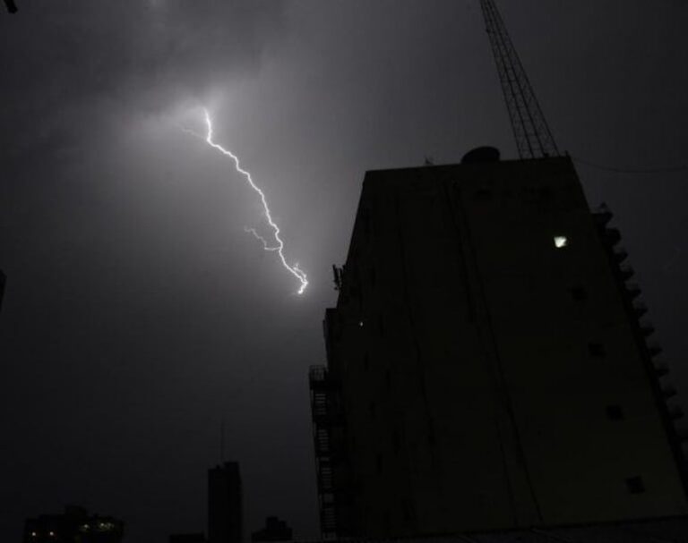 Meteorología advierte sobre tormentas en ocho departamentos del país en alerta activa.