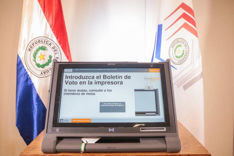 Paraguayos en el exterior promueven ley para facilitar el voto telemático en elecciones.