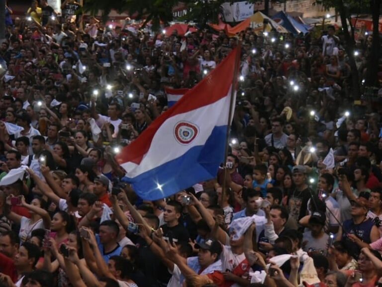 Símbolos stronistas en la bandera: “Algunos aún extrañan esa época”, afirma Franco.